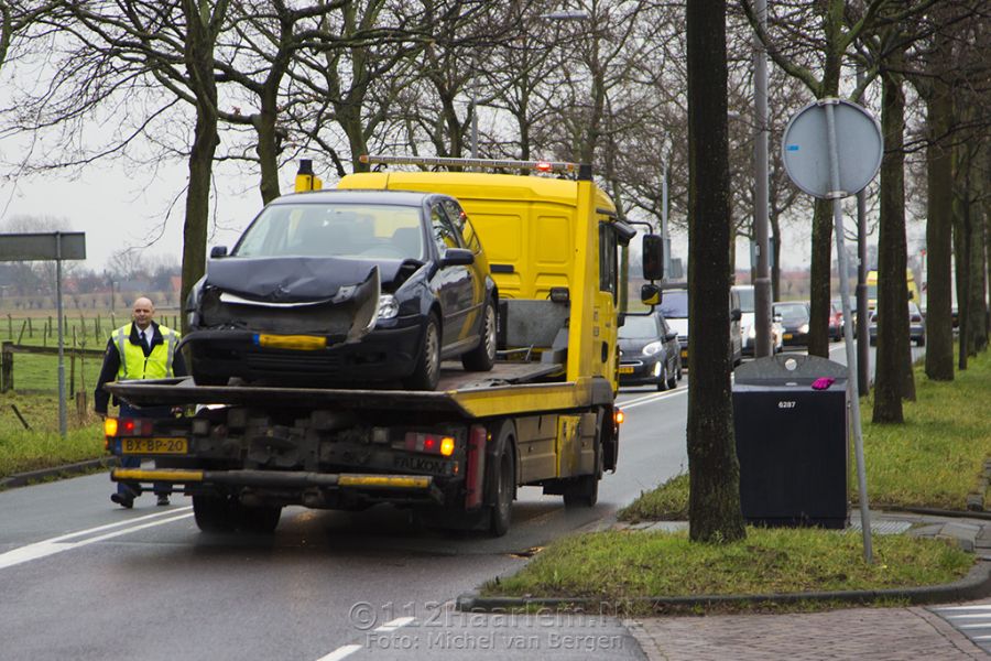 Automobilist rijdt tegen lesauto aan op de Vondelweg