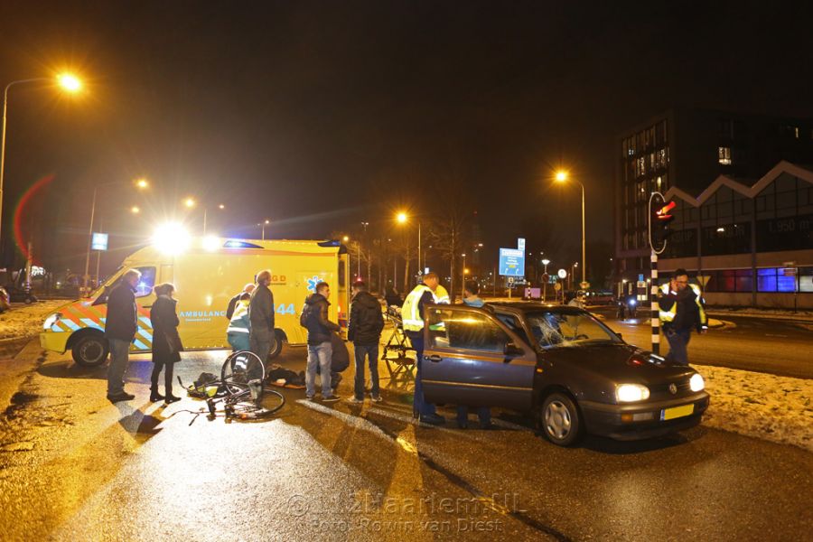Fietsster gewond bij aanrijding met auto op Prins Bernhardlaan