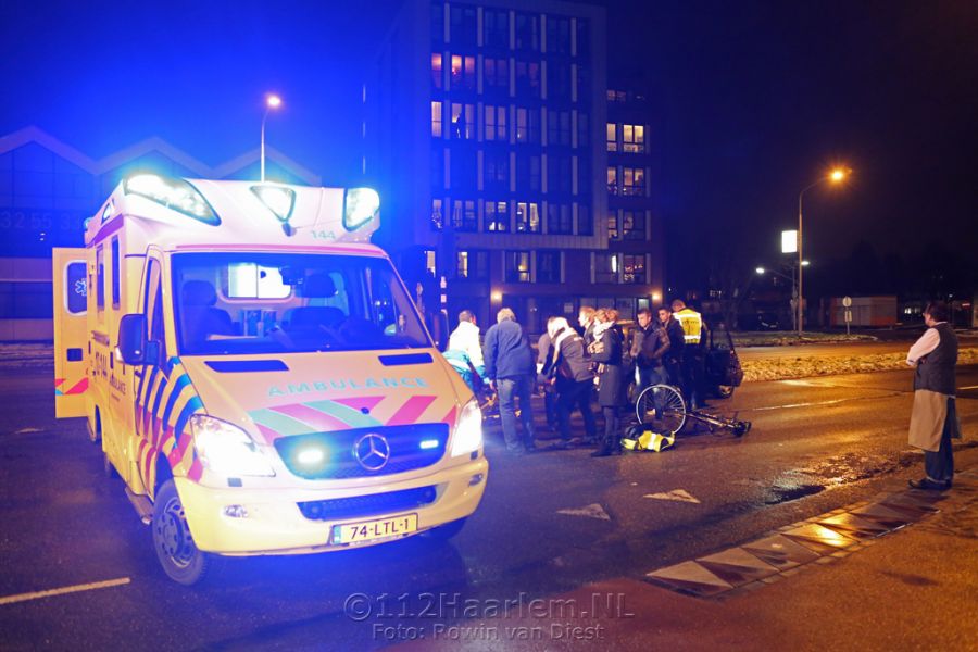 Fietsster gewond bij aanrijding met auto op Prins Bernhardlaan