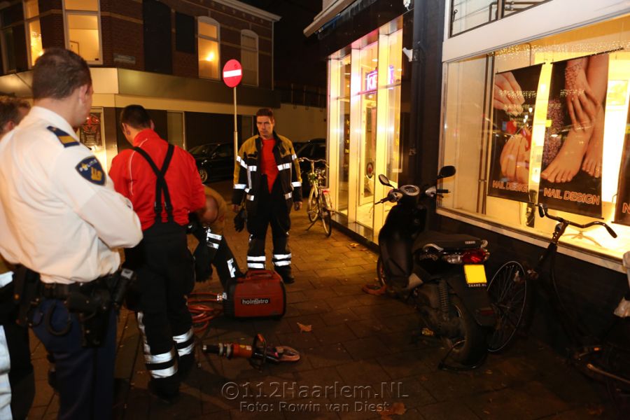 Brandweer knipt onbekend slot van scooter af