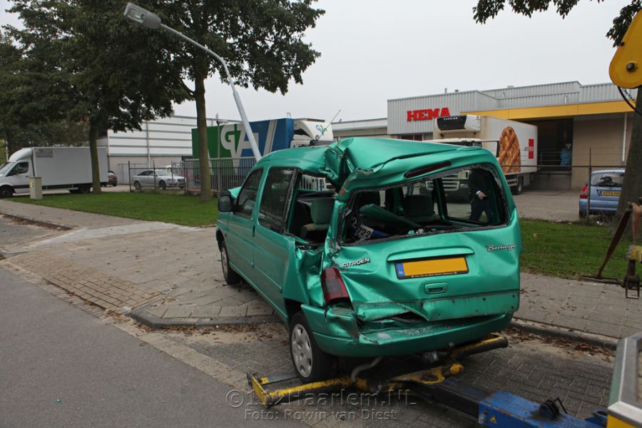 Kerende vrachtwagen ziet auto over het hoofd op Bingerweg