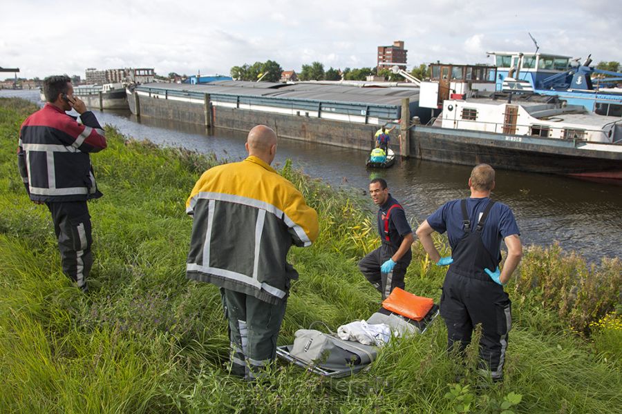 Man gewond aangetroffen op bootje bij de Schoterbrug