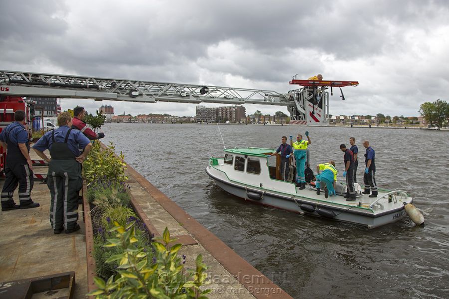 Man gewond aangetroffen op bootje bij de Schoterbrug