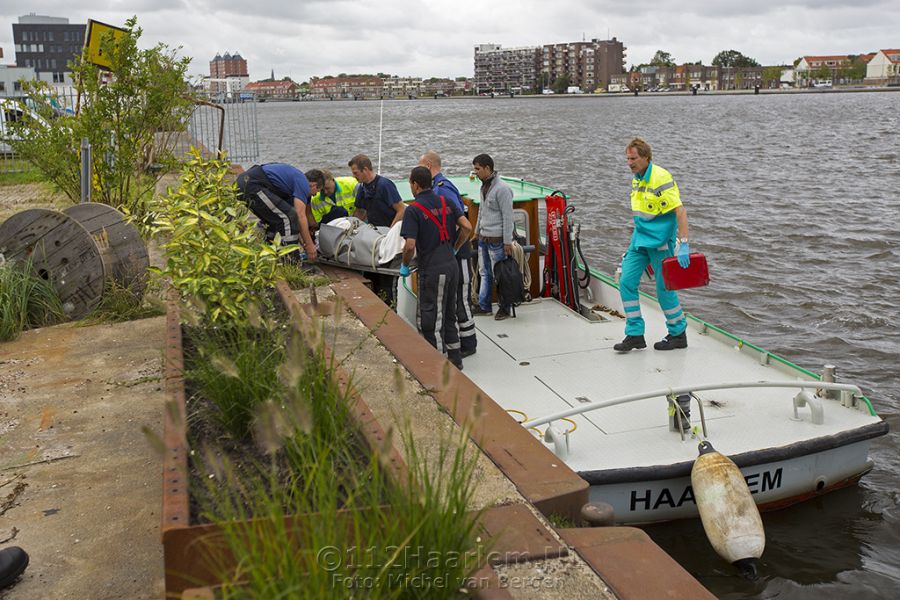 Man gewond aangetroffen op bootje bij de Schoterbrug
