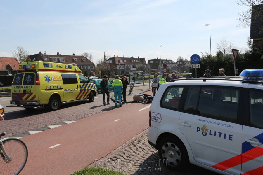 Scooterrijder en fietser met elkaar in botsing op Leidsevaart
