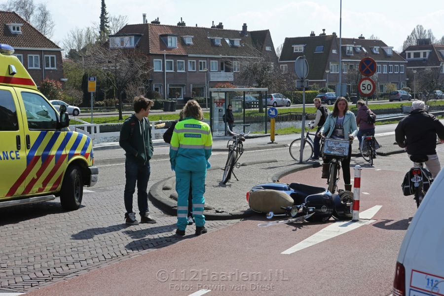 Scooterrijder en fietser met elkaar in botsing op Leidsevaart