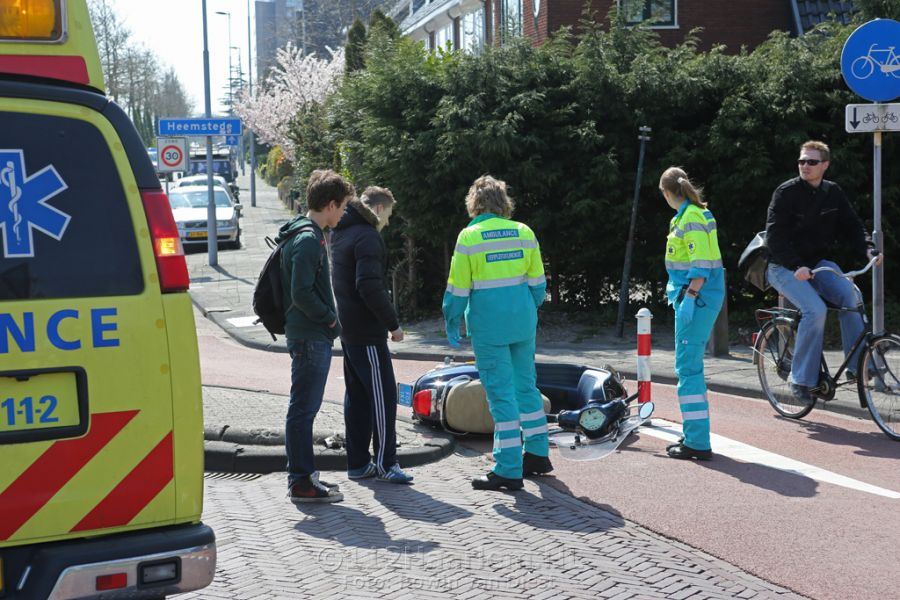 Scooterrijder en fietser met elkaar in botsing op Leidsevaart