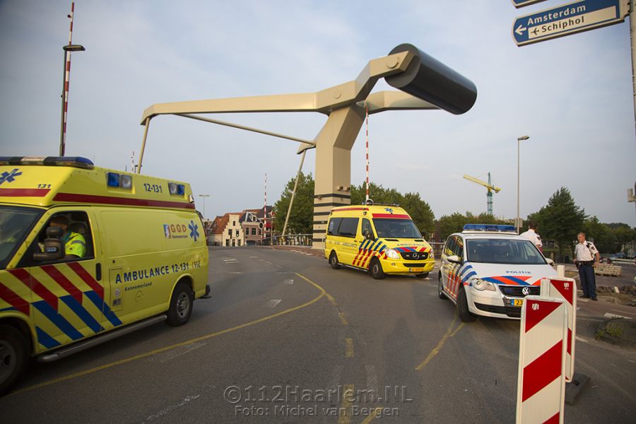 Bromfietser onderuit bij werkzaamheden bij de Langebrug