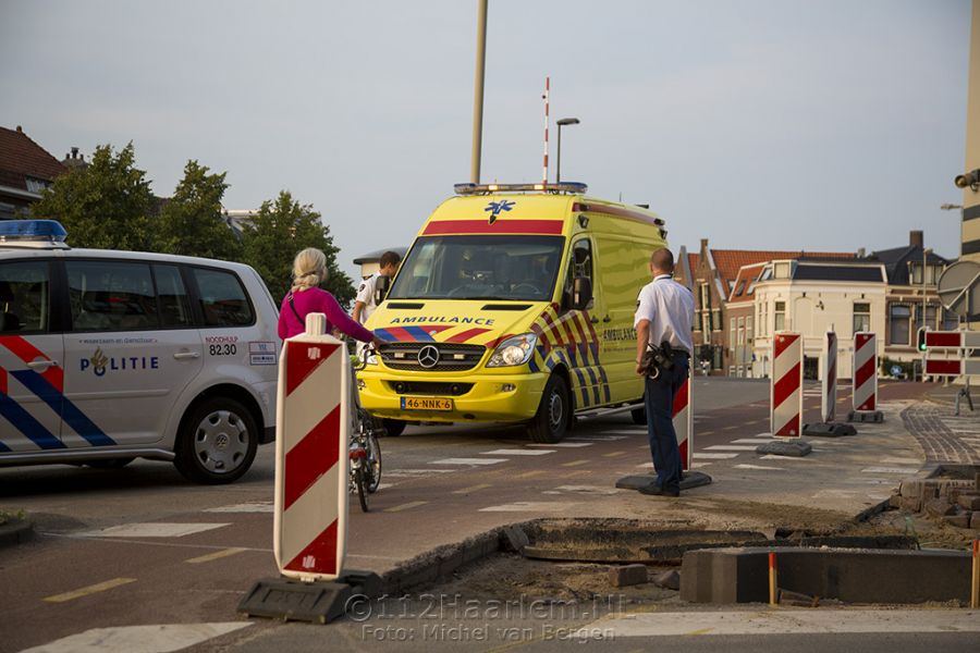 Bromfietser onderuit bij werkzaamheden bij de Langebrug