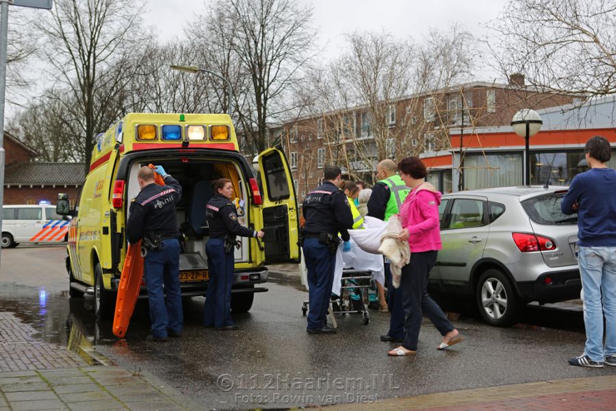 Oudere vrouw gewond na val onder auto op Plesmanplein