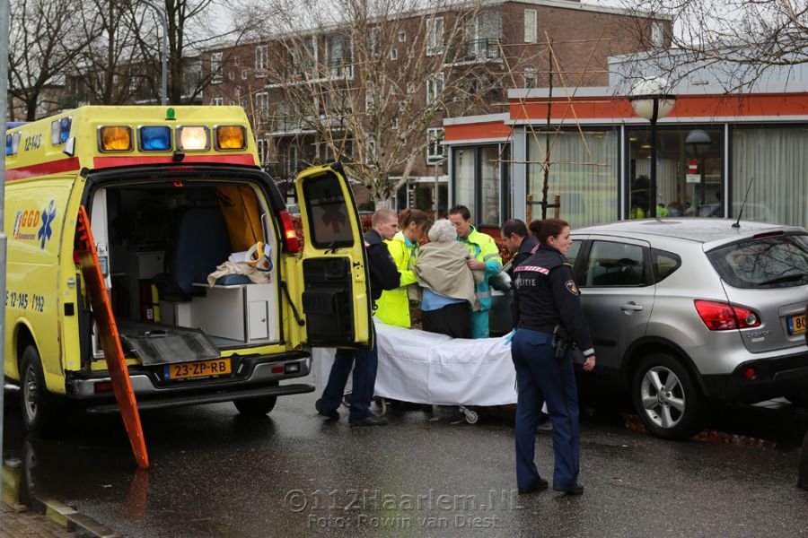 Oudere vrouw gewond na val onder auto op Plesmanplein