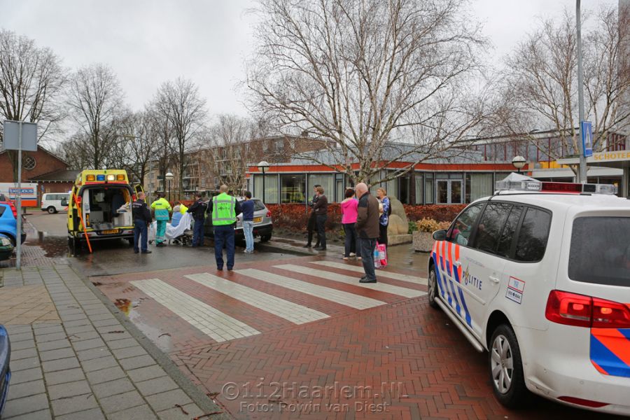 Oudere vrouw gewond na val onder auto op Plesmanplein