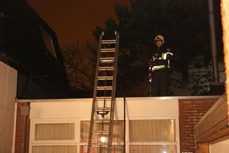 Metershoge vlammen bij brand in tuin aan Rustenburgerlaan
