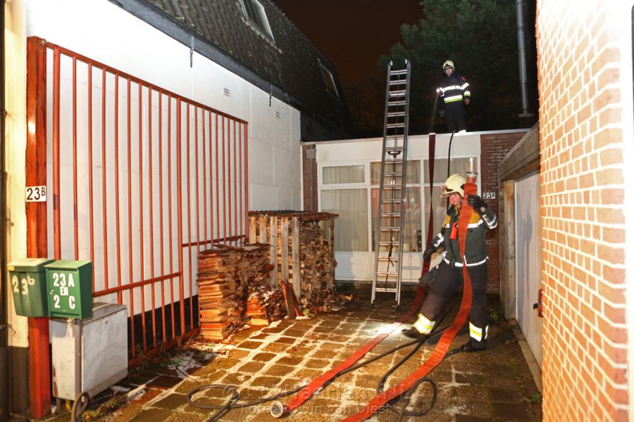 Metershoge vlammen bij brand in tuin aan Rustenburgerlaan