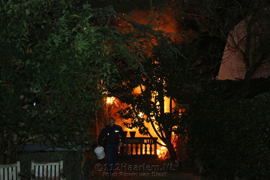 Metershoge vlammen bij brand in tuin aan Rustenburgerlaan