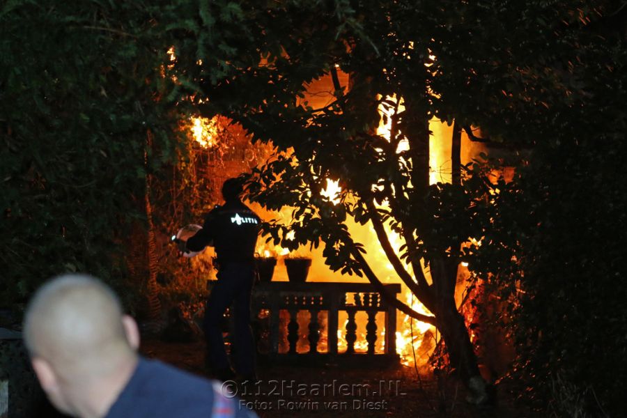 Metershoge vlammen bij brand in tuin aan Rustenburgerlaan