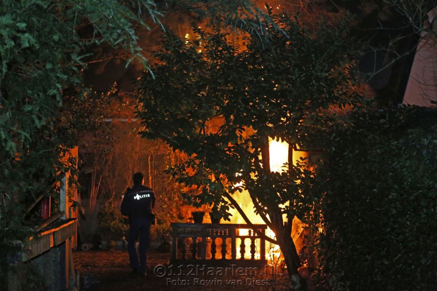Metershoge vlammen bij brand in tuin aan Rustenburgerlaan