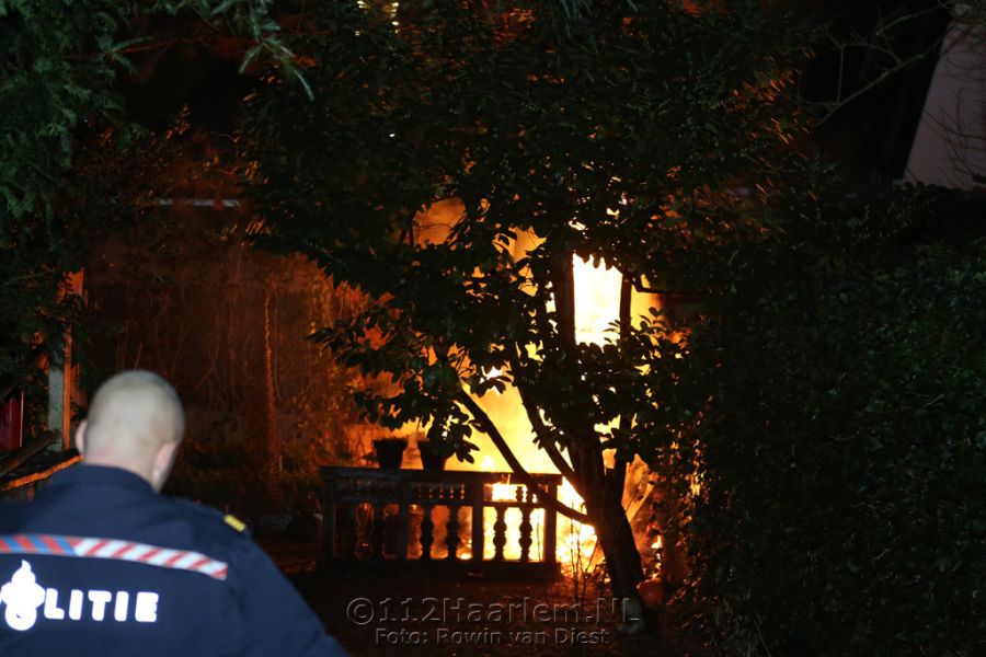Metershoge vlammen bij brand in tuin aan Rustenburgerlaan