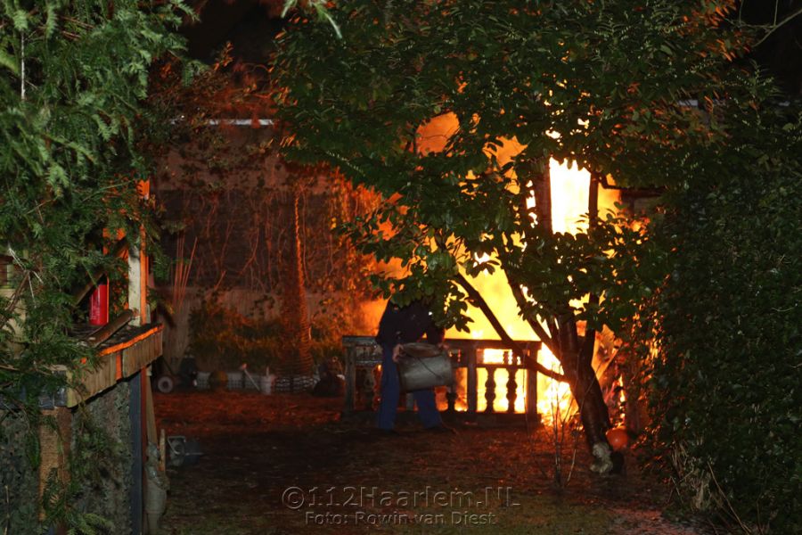 Metershoge vlammen bij brand in tuin aan Rustenburgerlaan