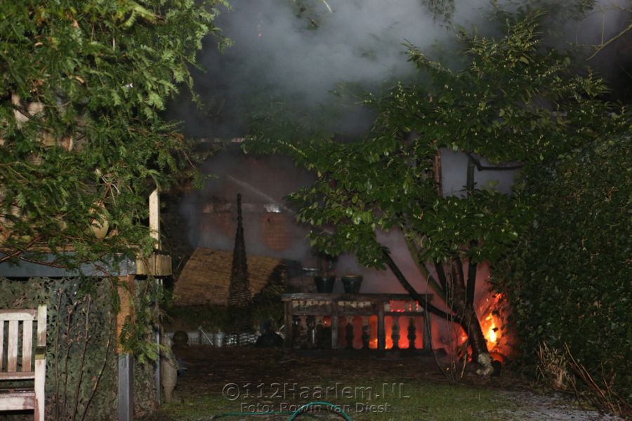 Metershoge vlammen bij brand in tuin aan Rustenburgerlaan