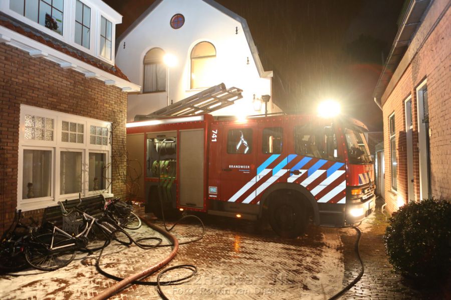 Metershoge vlammen bij brand in tuin aan Rustenburgerlaan
