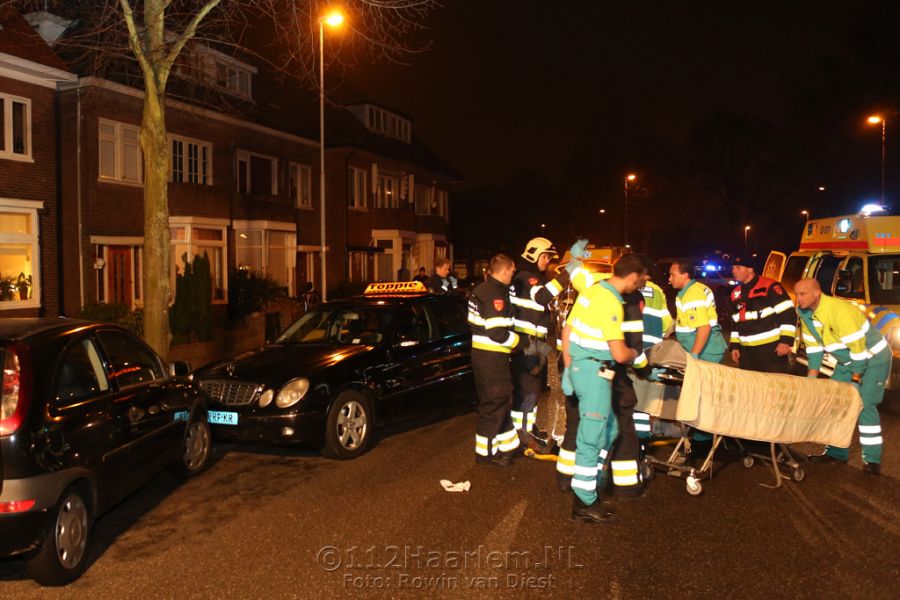 Taxichauffeur raakt onwel en rijdt tegen geparkeerde autos aan