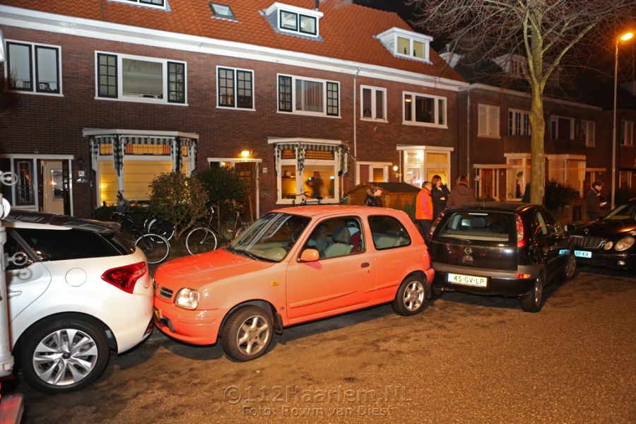 Taxichauffeur raakt onwel en rijdt tegen geparkeerde autos aan