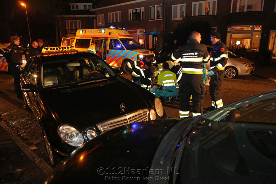 Taxichauffeur raakt onwel en rijdt tegen geparkeerde autos aan
