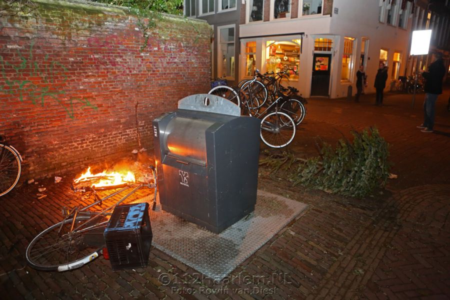 Fiets en kerstbomen in de brand in de Gierstraat in Haarlem