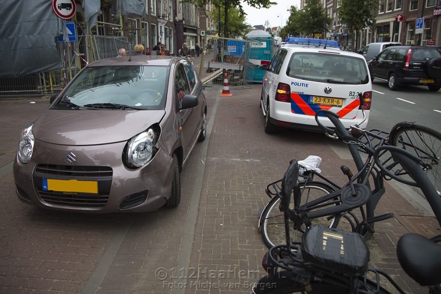 Vrouw rijdt fietsenrek in bij uitwijken fietser op de Gedempte Oude Gracht