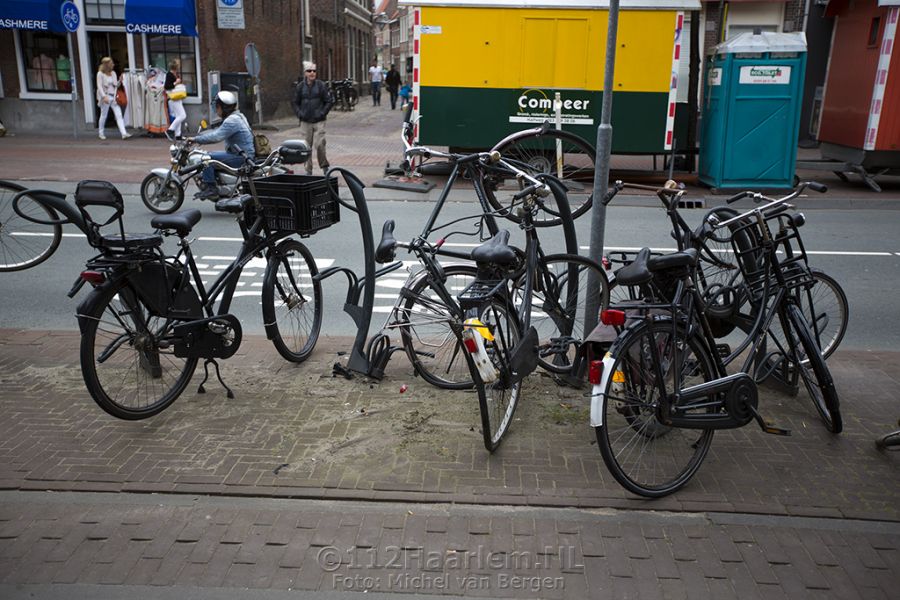 Vrouw rijdt fietsenrek in bij uitwijken fietser op de Gedempte Oude Gracht
