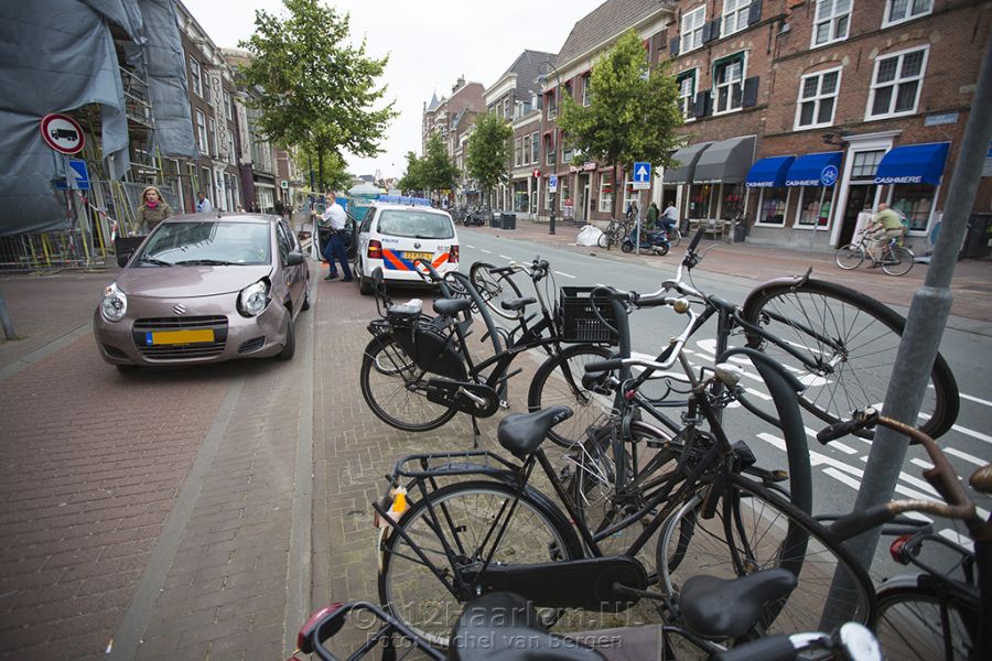 Vrouw rijdt fietsenrek in bij uitwijken fietser op de Gedempte Oude Gracht