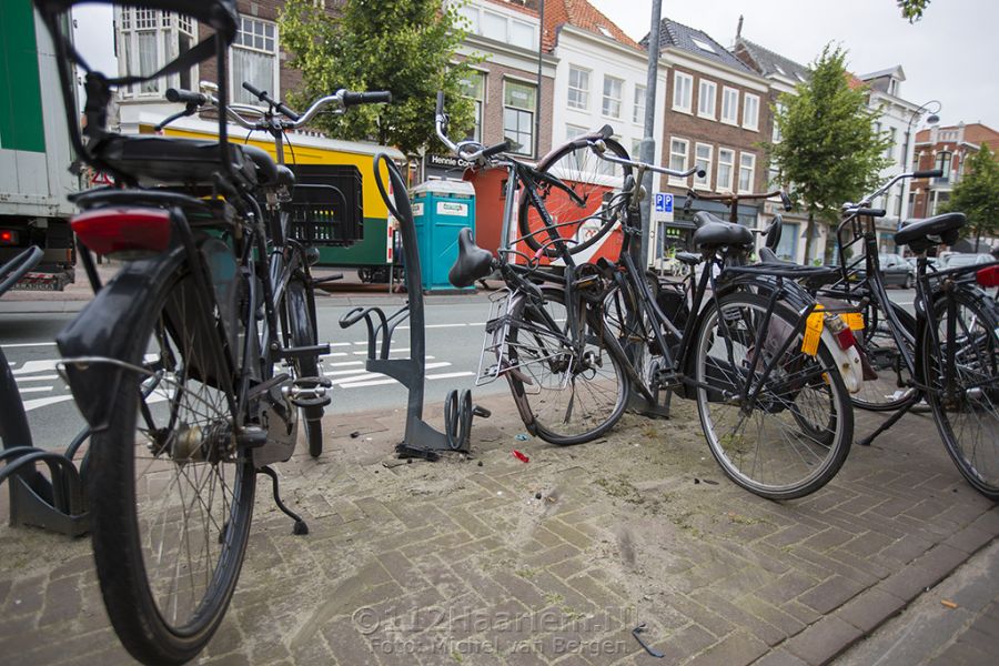 Vrouw rijdt fietsenrek in bij uitwijken fietser op de Gedempte Oude Gracht