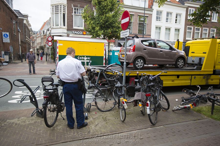 Vrouw rijdt fietsenrek in bij uitwijken fietser op de Gedempte Oude Gracht