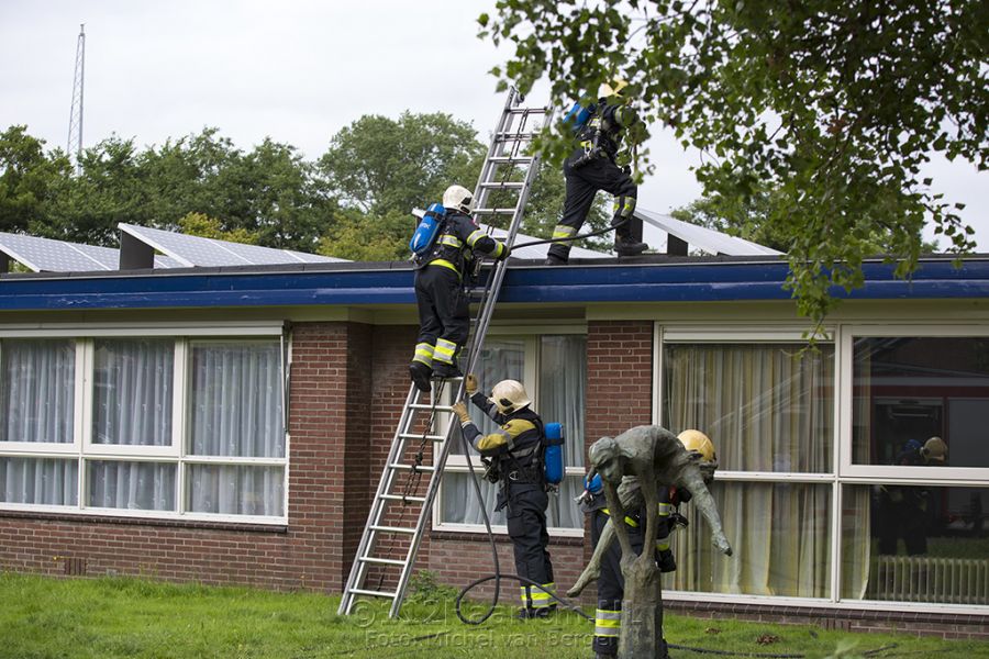 Brandstichting op schoolplein slaat over op Albert Schweitzerschool