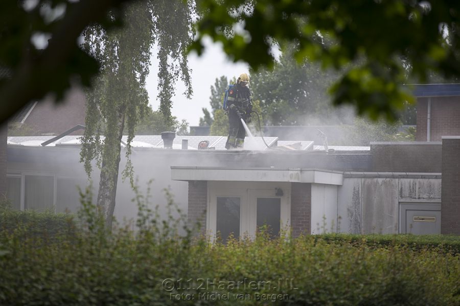 Brandstichting op schoolplein slaat over op Albert Schweitzerschool