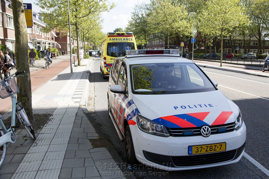 Vrouw gewond na botsing met snorfietser op de Rijksstraatweg