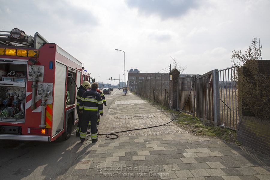 Brand op braakliggend terrein aan de Spaarndamseweg