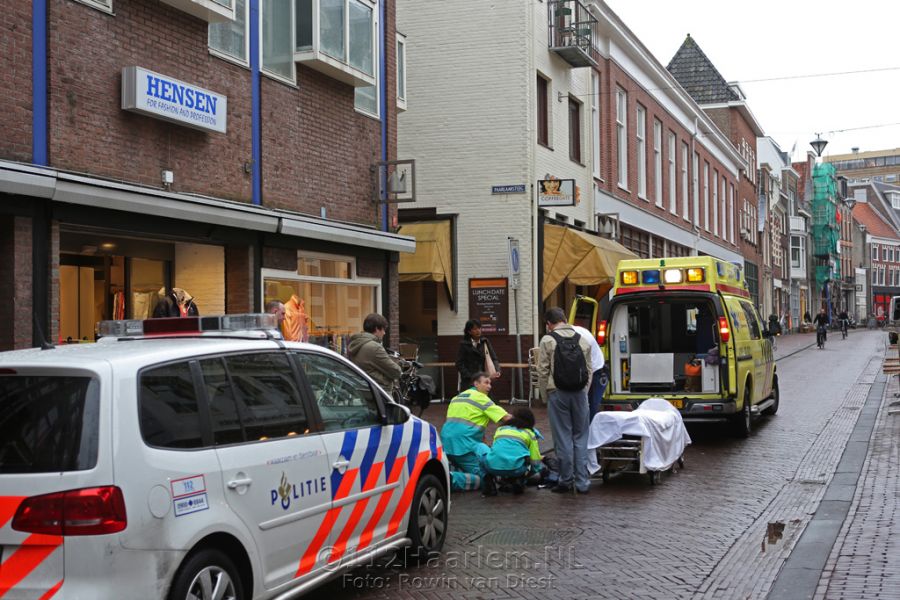 Fietsster gewond bij botsing met andere fietser in Koningstraat