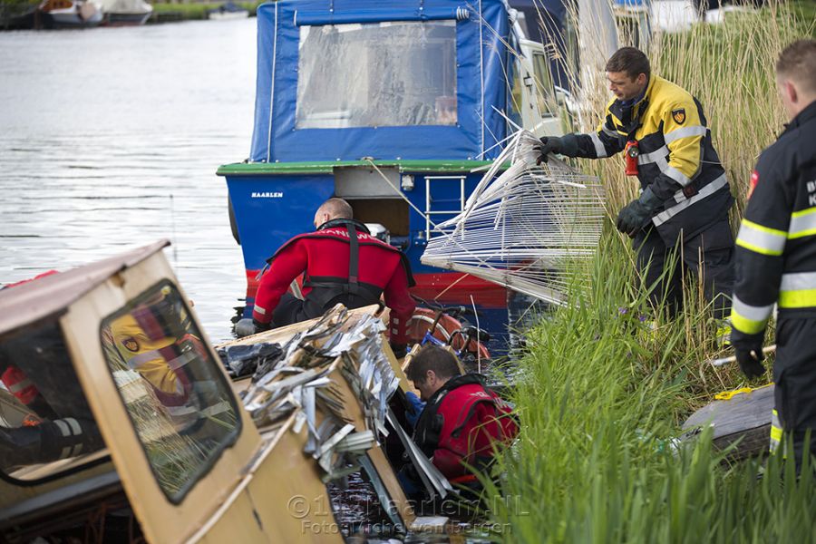 Woonboot gezonken aan het Emeltpad in Haarlem