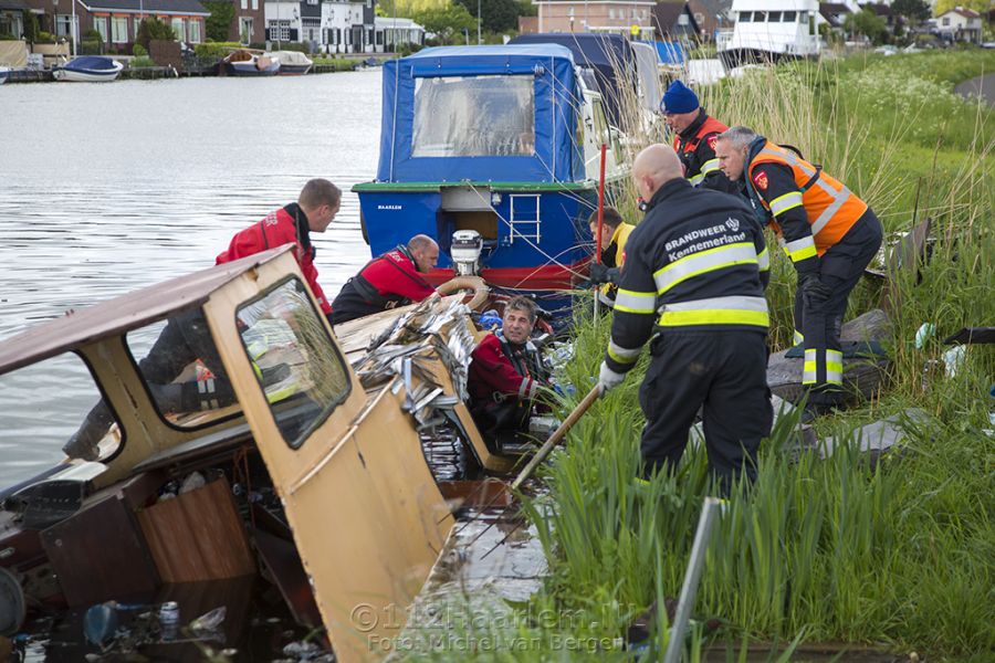 Woonboot gezonken aan het  Emeltpad in Haarlem
