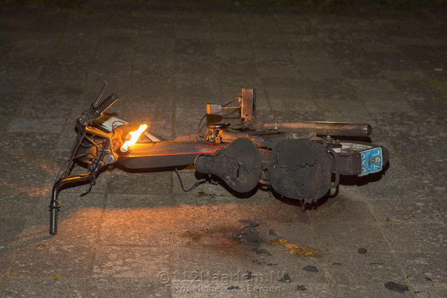 Brommer in de brand gestoken op pleintje aan de Haspelsstraat