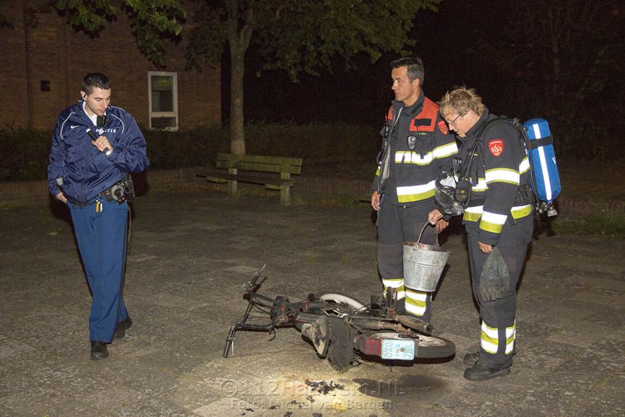 Brommer in de brand gestoken op pleintje aan de Haspelsstraat