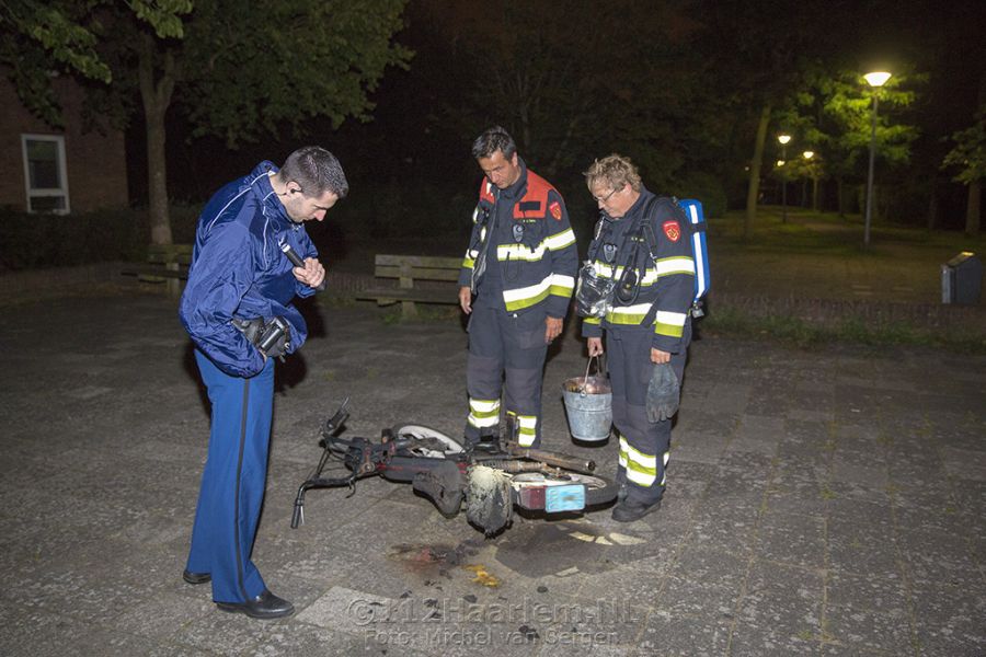 Brommer in de brand gestoken op pleintje aan de Haspelsstraat