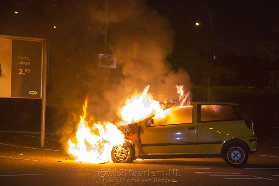 Auto volledig uitgebrand op het parkeerterrein bij de Ikea