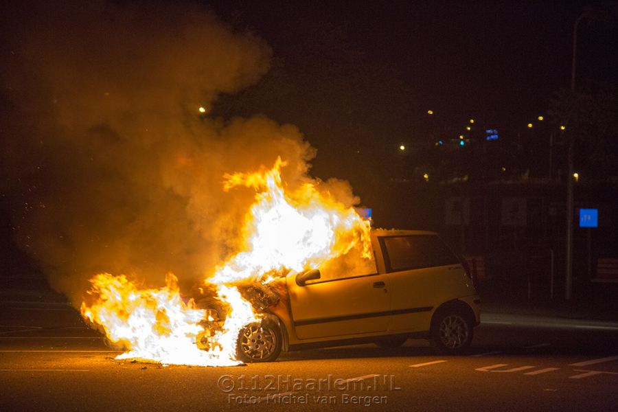 Auto volledig uitgebrand op het parkeerterrein bij de Ikea