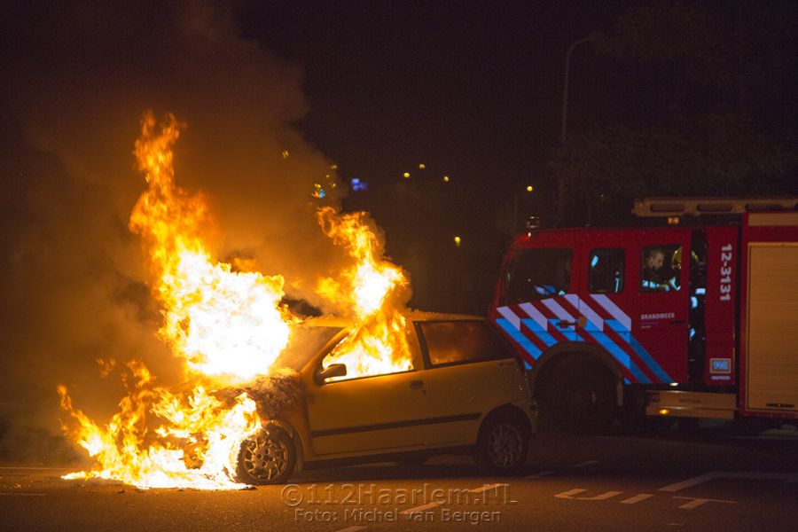 Auto volledig uitgebrand op het parkeerterrein bij de Ikea