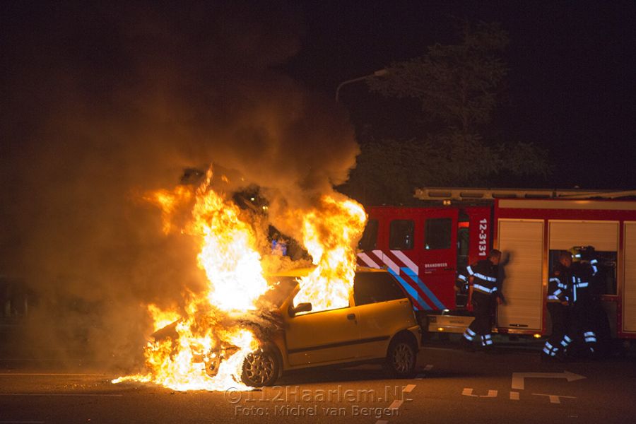 Auto volledig uitgebrand op het parkeerterrein bij de Ikea