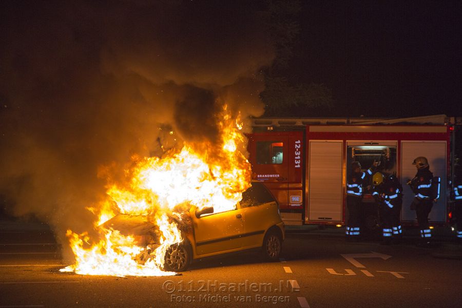 Auto volledig uitgebrand op het parkeerterrein bij de Ikea