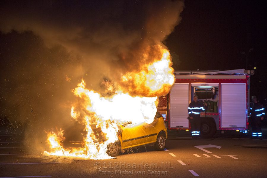 Auto volledig uitgebrand op het parkeerterrein bij de Ikea